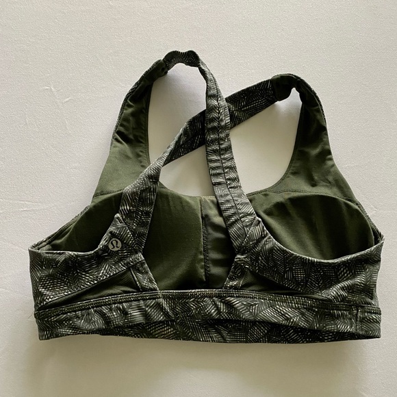 Lululemon green geometric palm leaf sports bra, size 8 - Picture 4 of 4